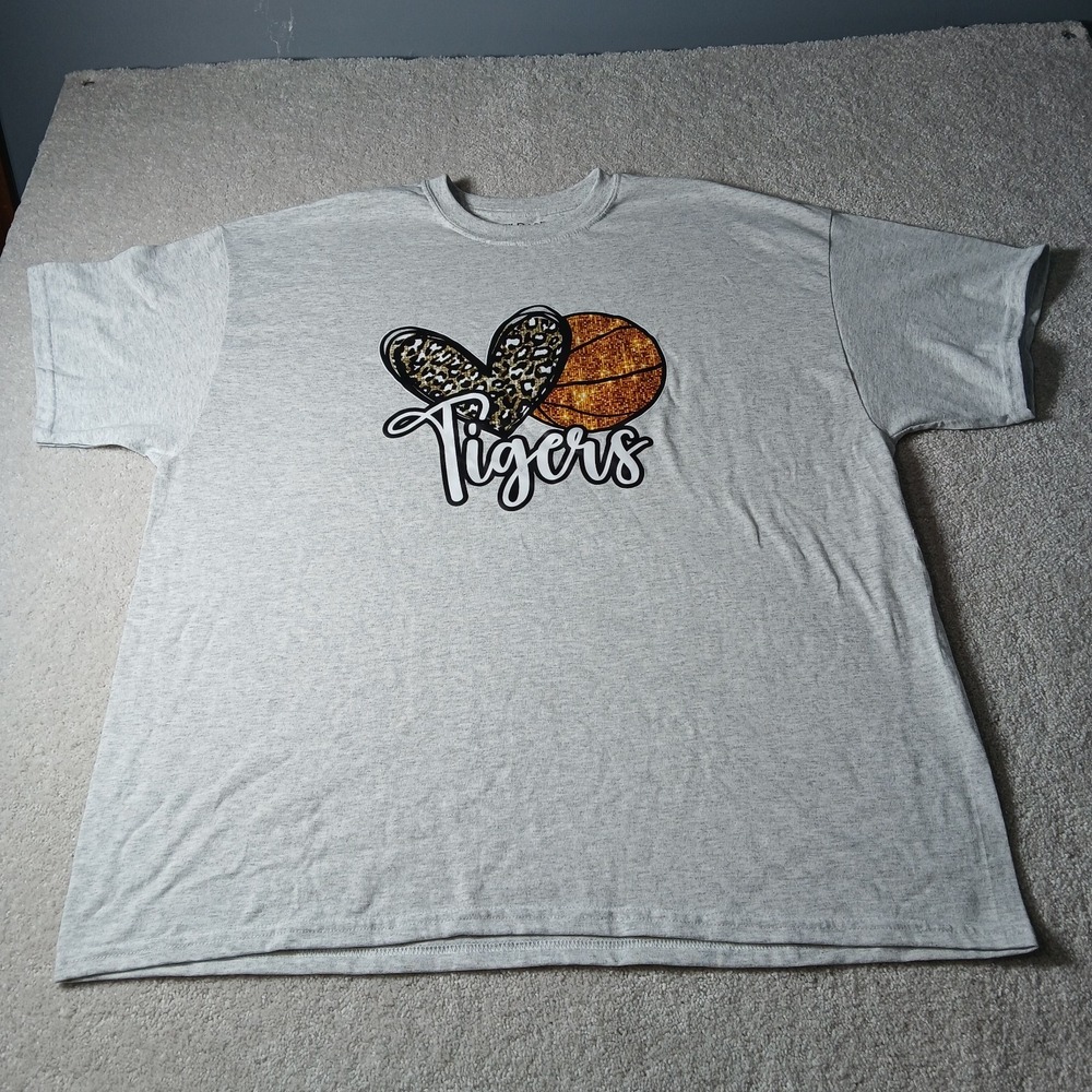 Gildan Dryblend USA Cotton T-Shirt Ash Grey Unisex 2XL Basketball Heart Tigers